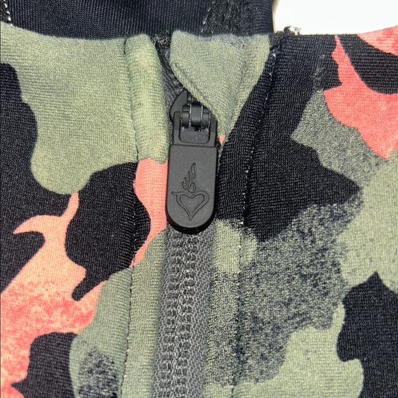 76. Torrid Black and Pink Camo Low Impact Wireless Racerback Sports Bra size 2X - Picture 6 of 7